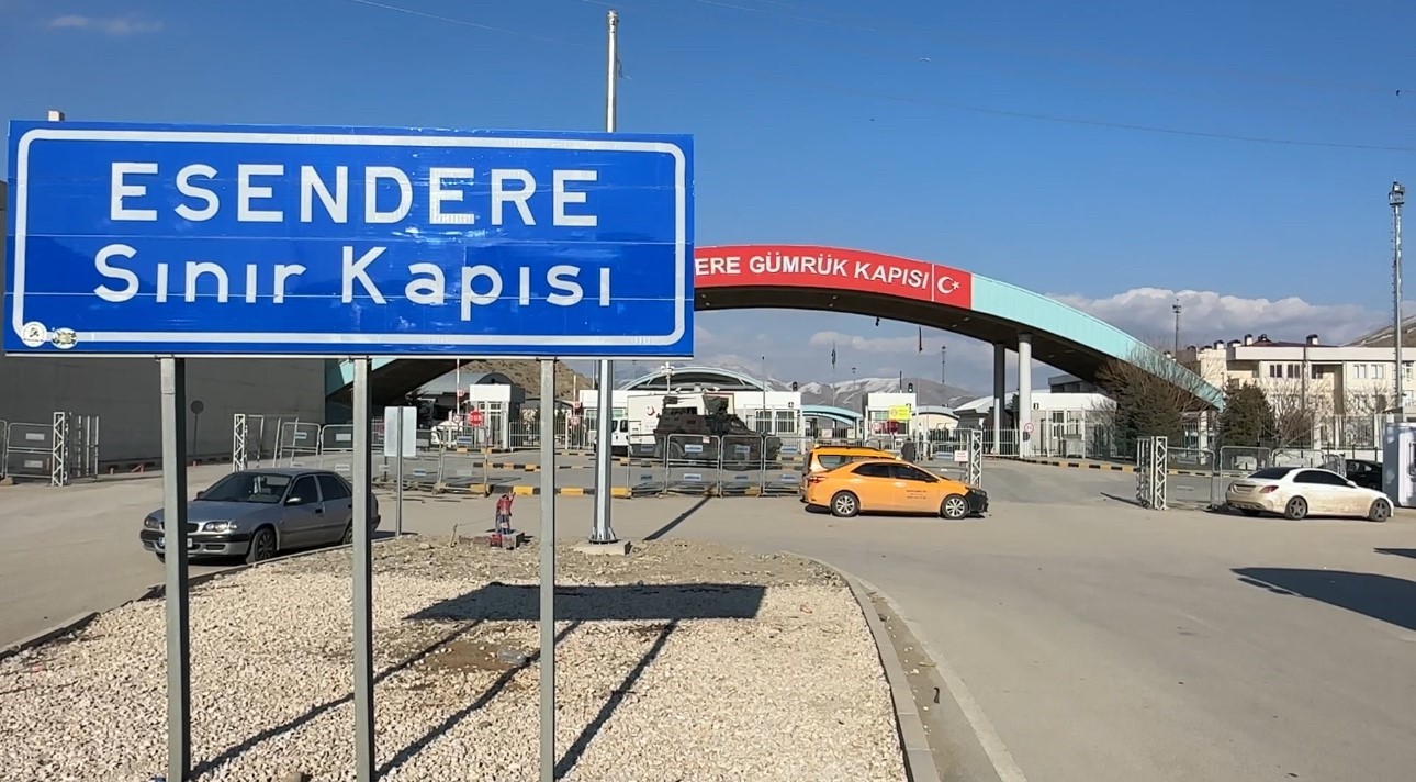 Esendere Sınır Kapısı’nda sessiz bekleyiş
