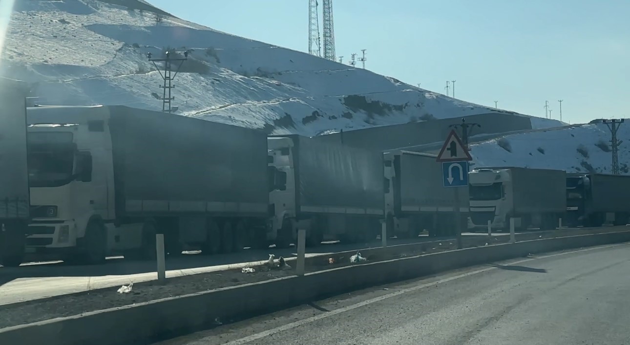 Esendere Sınır Kapısı’nda sessiz bekleyiş
