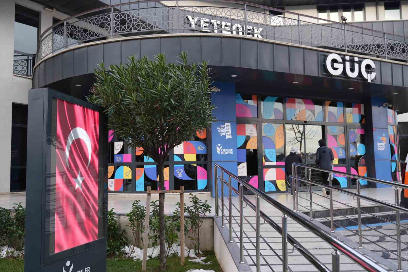 Esenler ay yıldızlı bayrağa büründü
