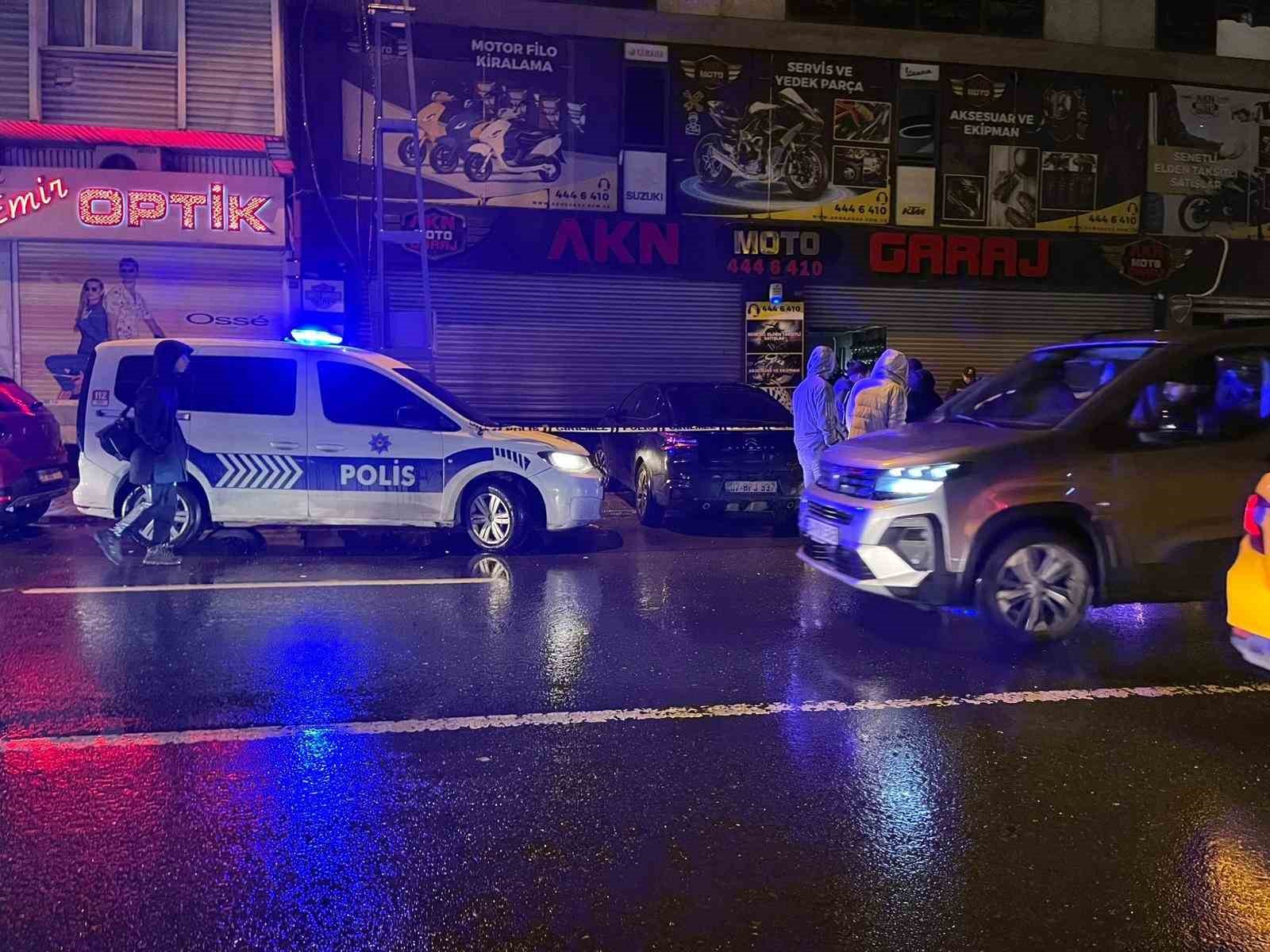 Esenler Tuna Mahallesi’nde bir iş merkezinde çıkan yangında ekipler tarafından binanın içinde 2 kişinin cansız bedenine ulaşıldı. İtfaiye ve polis ekiplerinin olay yerindeki çalışmaları sürüyor.
