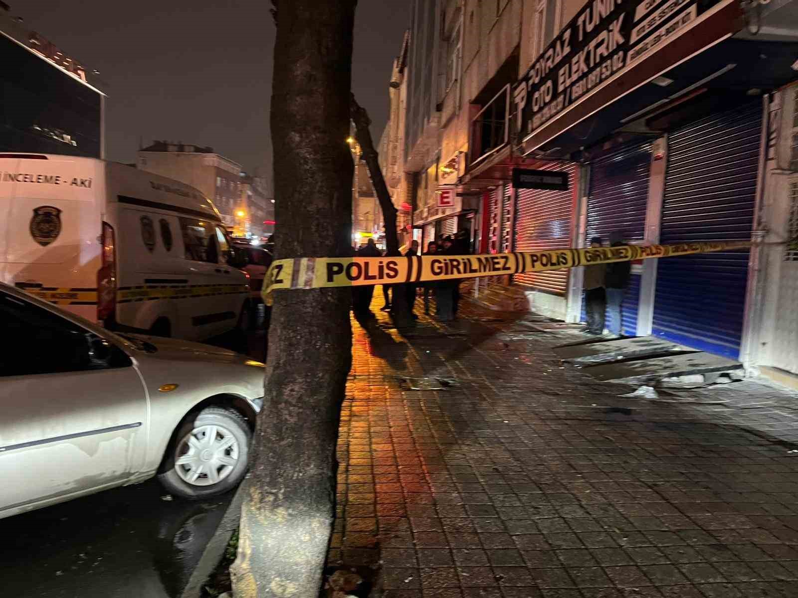 Esenler Tuna Mahallesi’nde bir iş merkezinde çıkan yangında ekipler tarafından binanın içinde 2 kişinin cansız bedenine ulaşıldı. İtfaiye ve polis ekiplerinin olay yerindeki çalışmaları sürüyor.
