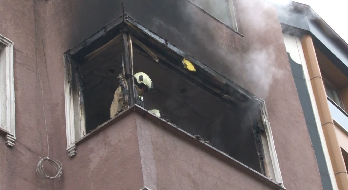 Esenler’de 4 katlı binada yangın paniği: Küle dönenen daire kullanılamaz hale geldi
