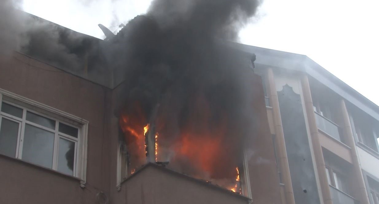 Esenler’de 4 katlı binada yangın paniği: Küle dönenen daire kullanılamaz hale geldi
