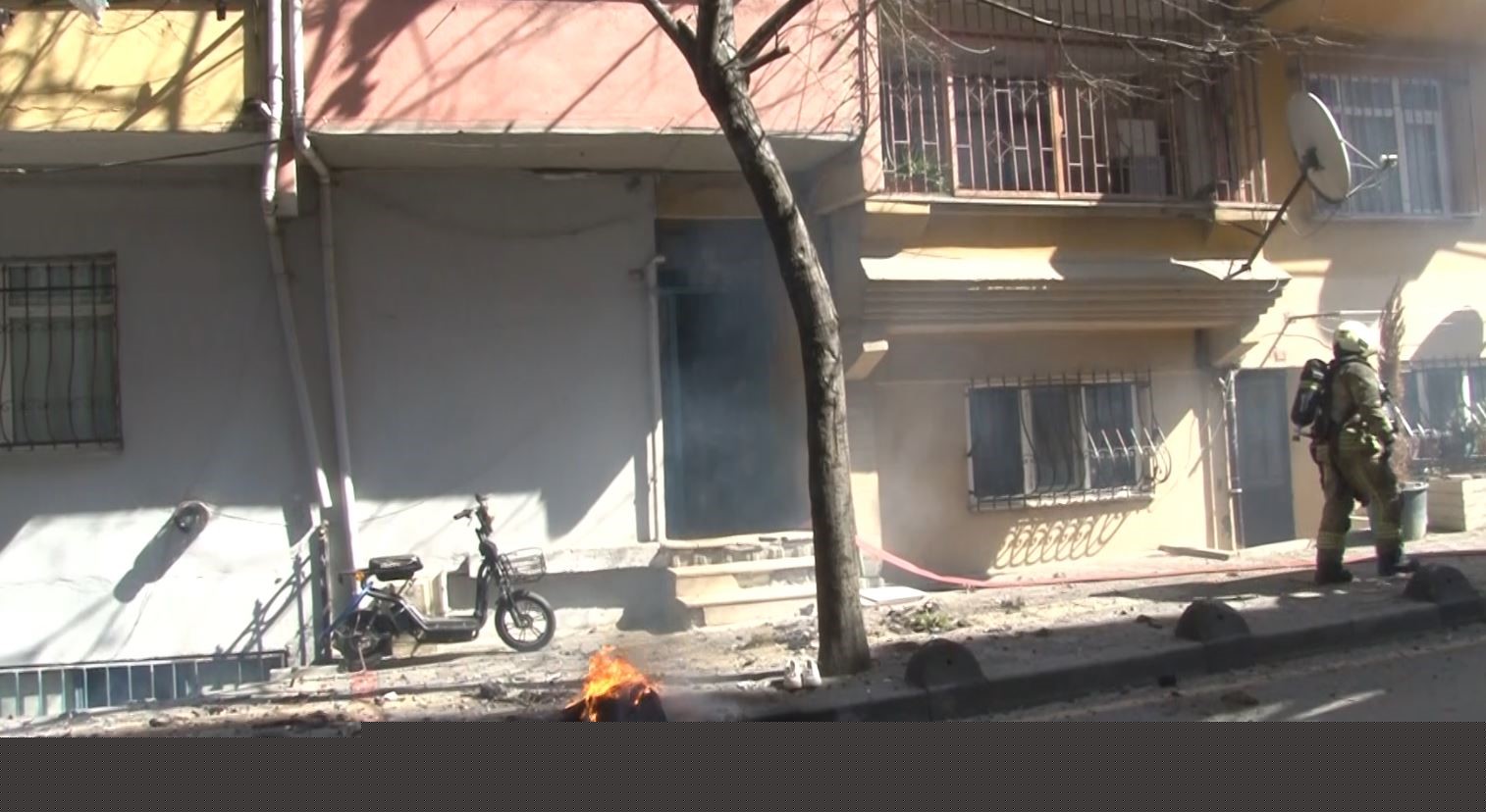 Esenler’de 4 katlı binanın çatısı alev alev yandı
