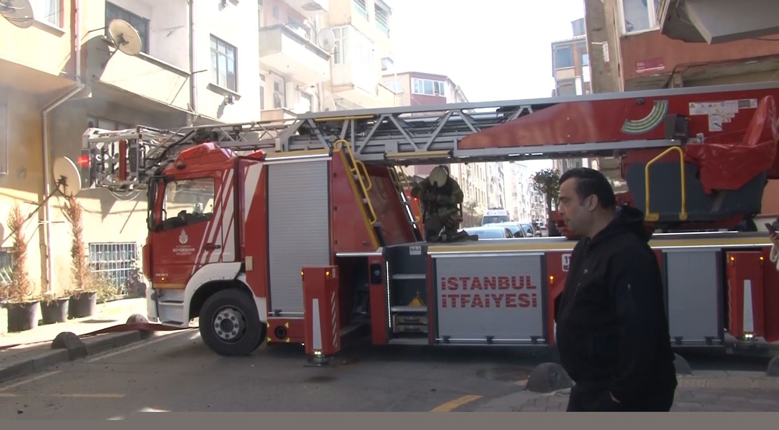 Esenler’de 4 katlı binanın çatısı alev alev yandı
