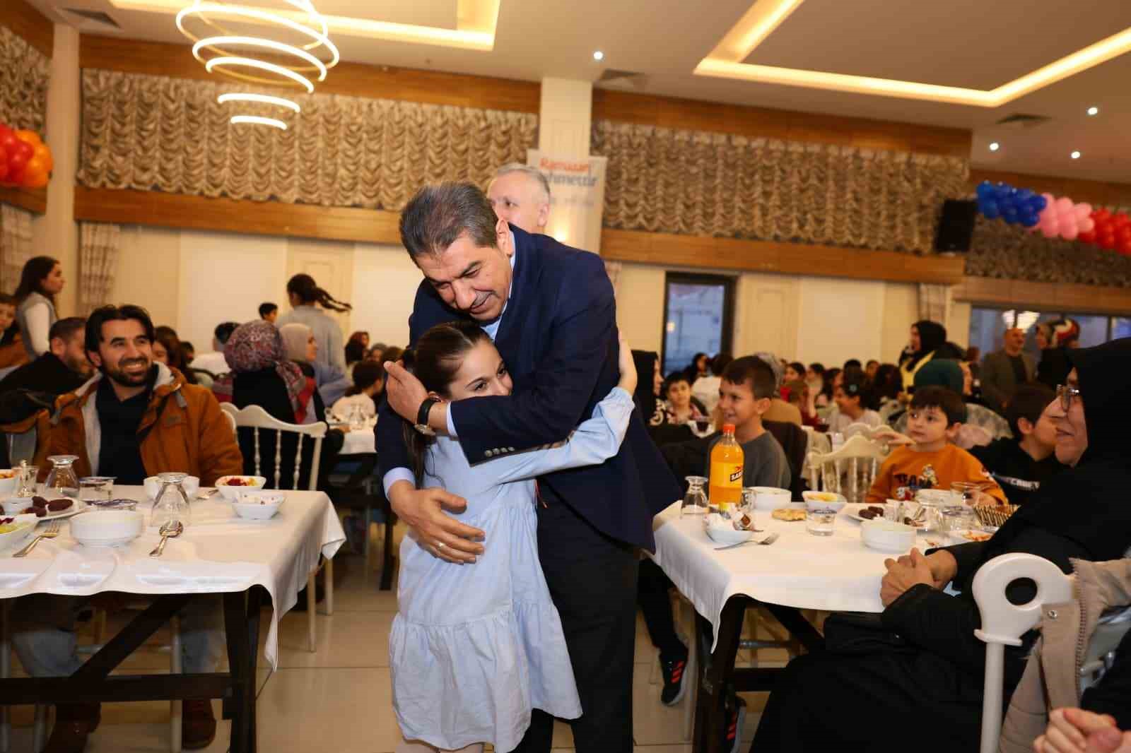 Esenler’de, 500 çocuk ilk oruç heyecanını aynı sofrada paylaştı
