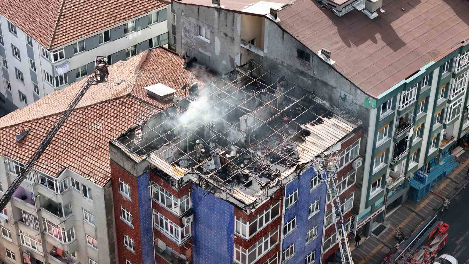Esenler’de binanın en üst katında çıkan yangında alevler gökyüzüne yükseldi
