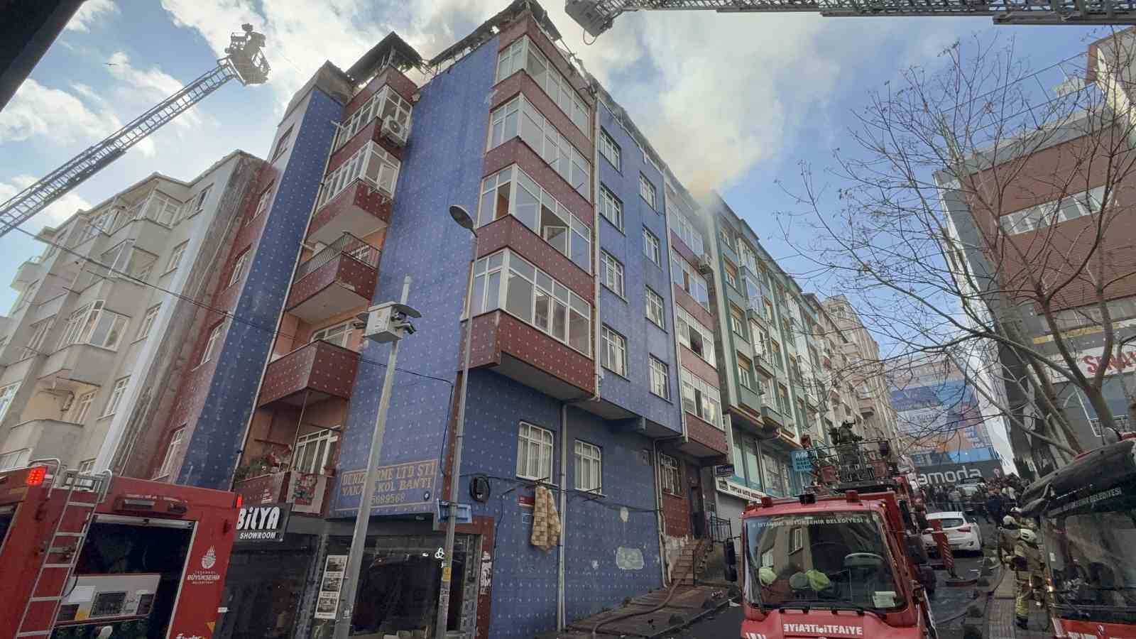Esenler’de binanın en üst katında çıkan yangında alevler gökyüzüne yükseldi
