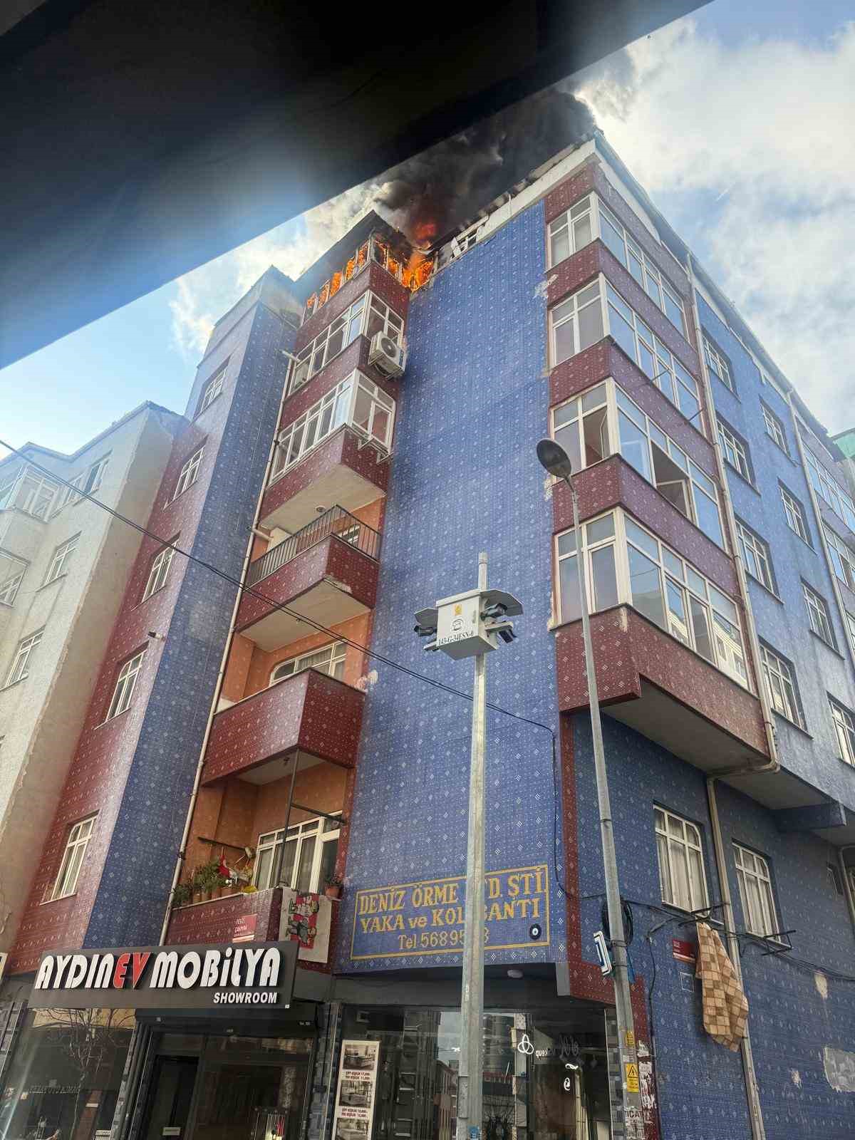 Esenler’de binanın en üst katında çıkan yangında alevler gökyüzüne yükseldi
