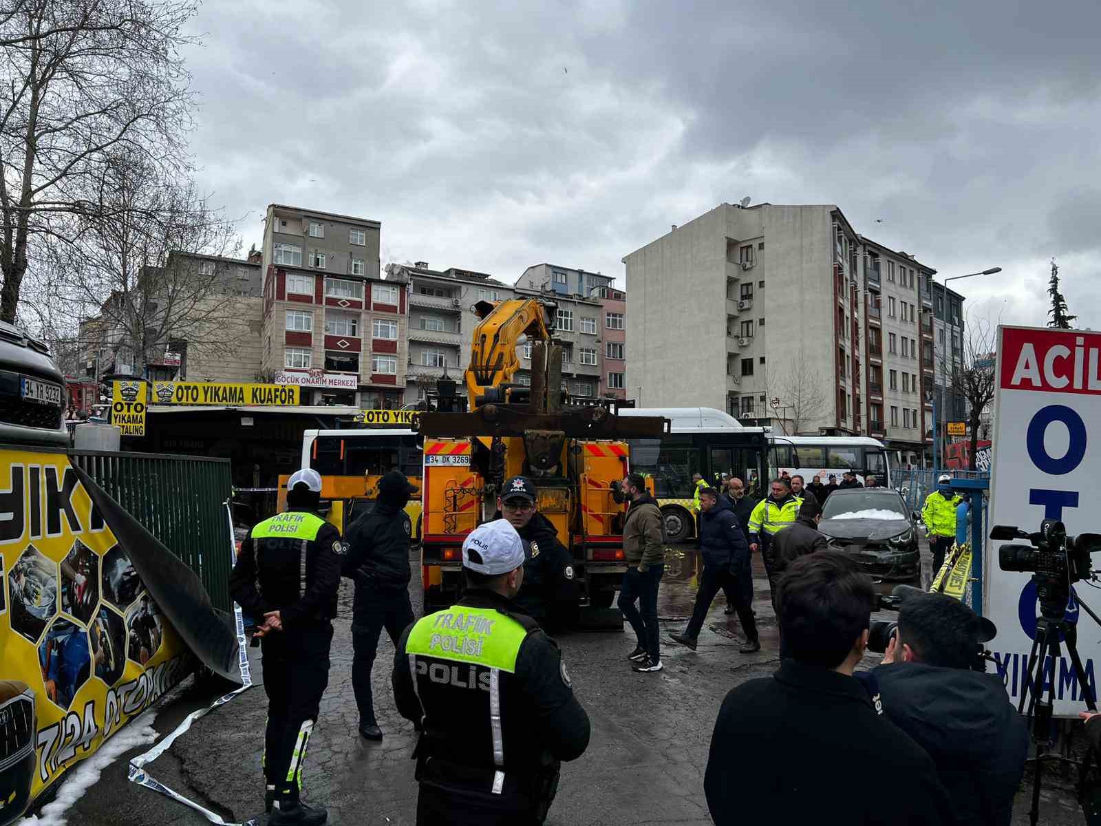 Esenler’de içinde yolcuların bulunduğu İETT otobüsü otoparka daldı, faciadan dönüldü

