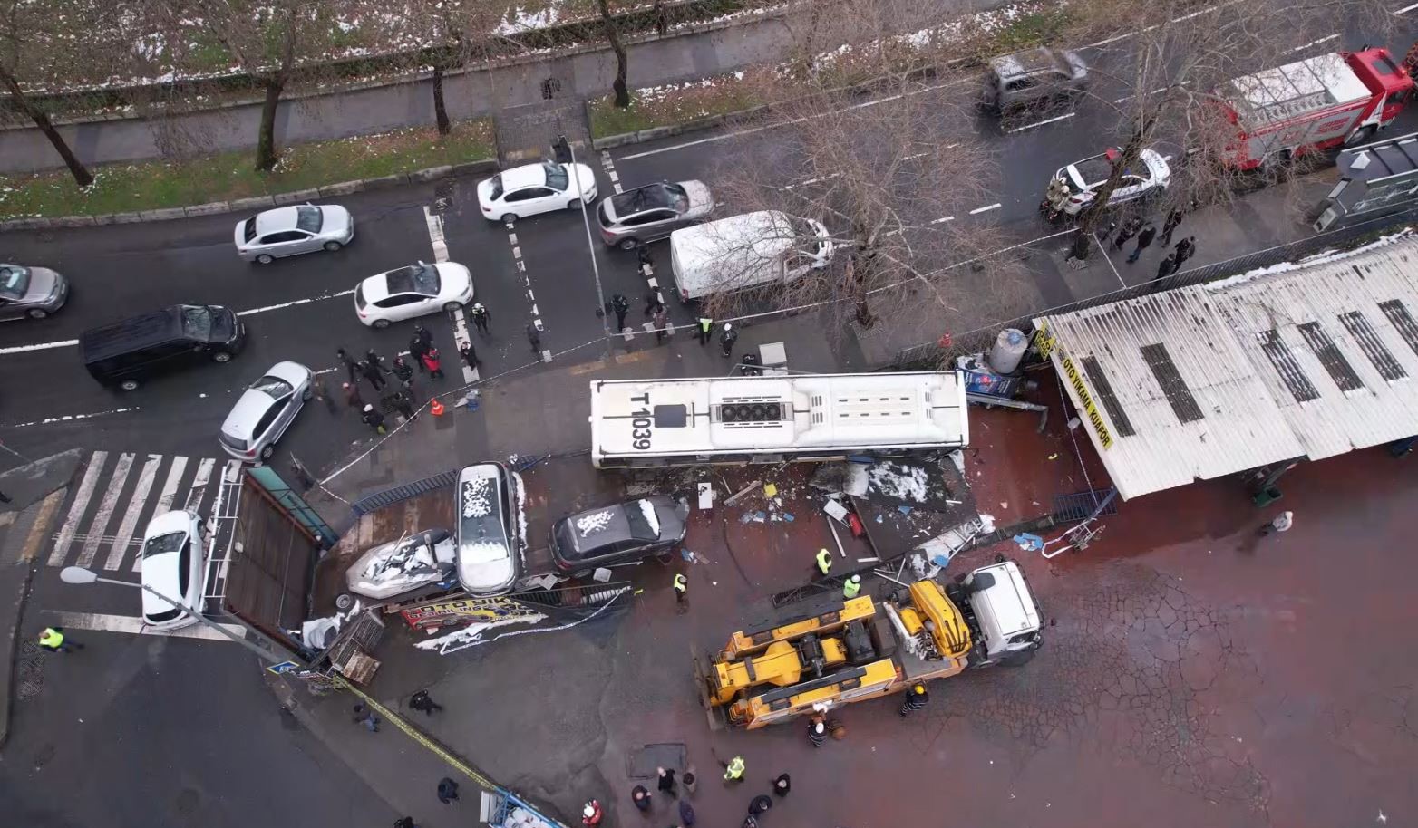 Esenler’de içinde yolcuların bulunduğu İETT otobüsü otoparka daldı, faciadan dönüldü

