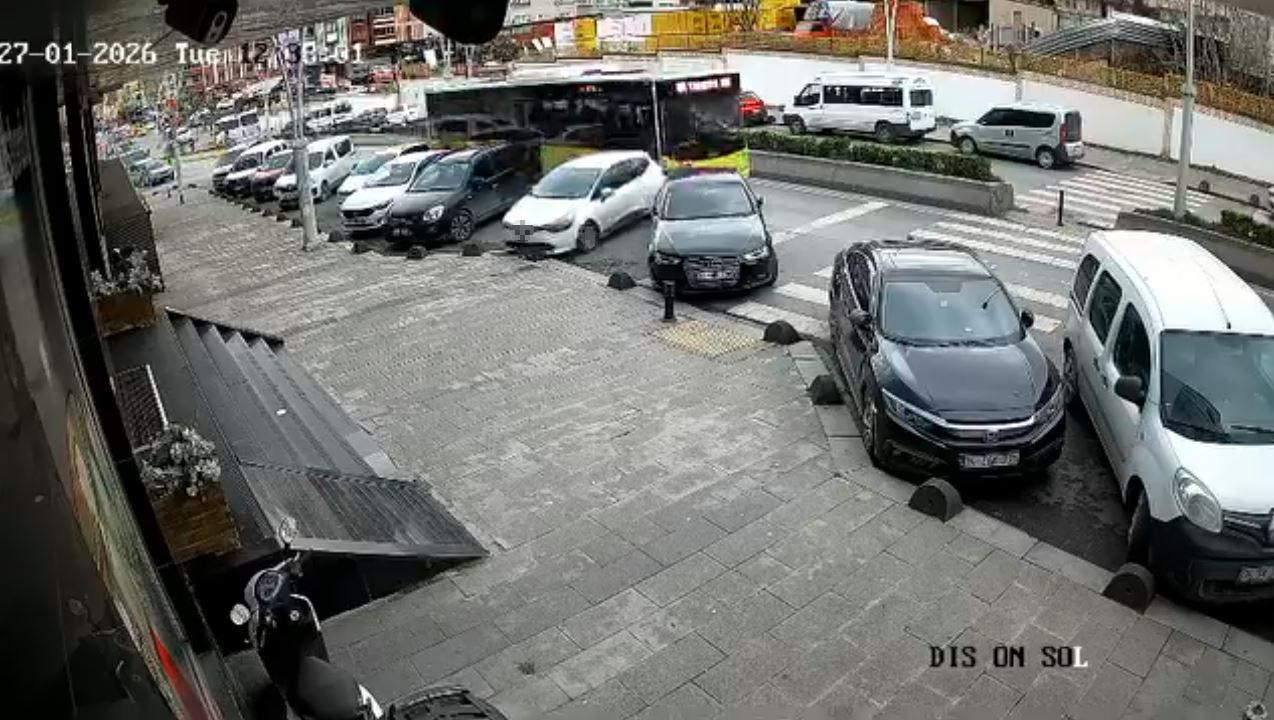 Esenler’de İETT otobüsü park halindeki araçlara çarptı
