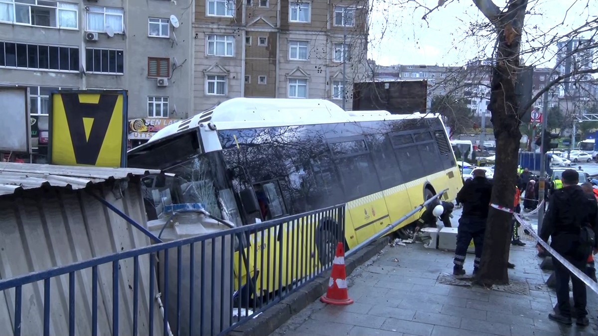 Esenler’de İETT Otobüsünün direksiyon hakimiyetini kaybetmesi sonucu otoparka daldı. Olay yerine çok sayıda ekip sevk edildi.
