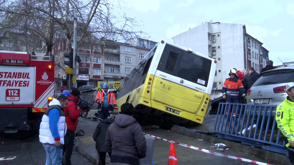 Esenler’de İETT Otobüsünün direksiyon hakimiyetini kaybetmesi sonucu otoparka daldı. Olay yerine çok sayıda ekip sevk edildi.
