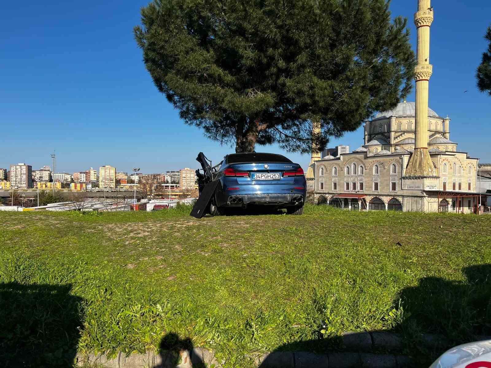 Esenler’de otomobil kamyonete çarptı: 6 yaralı
