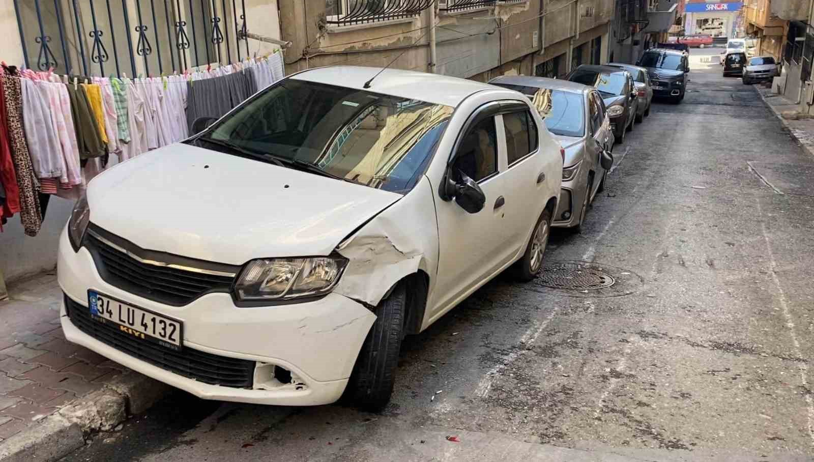 Esenler’de otomobil yüklü çekici 13 araca çarptı, 1 kişinin yaralandığı kaza kamerada
