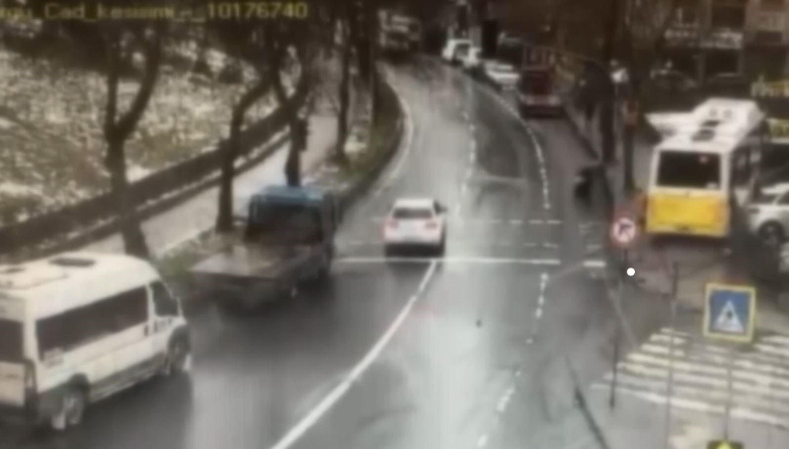 Esenler’de otoparka dalan İETT otobüsünün altında kalmaktan son anda kurtuldu
