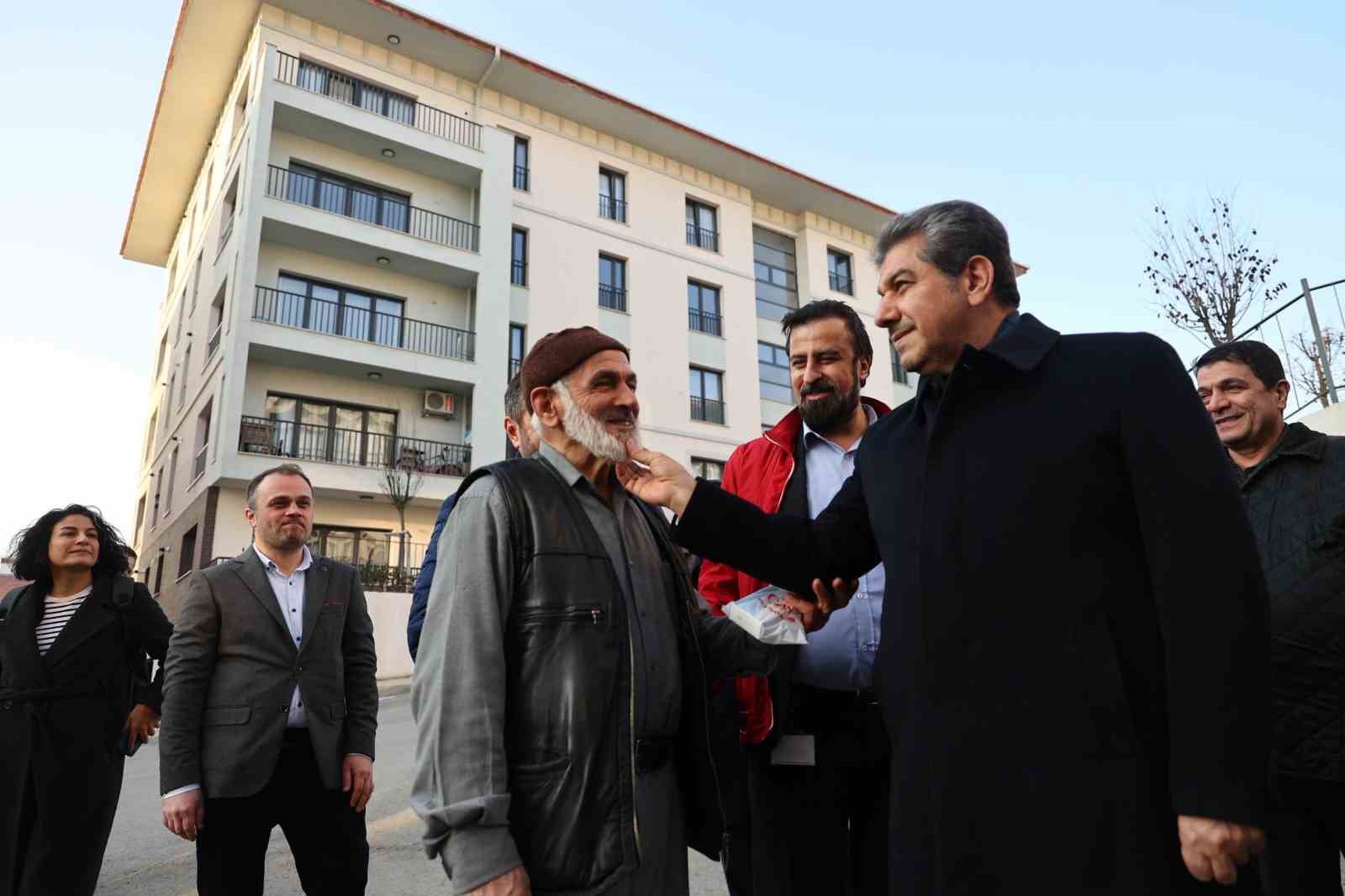 Esenler’de Sosyal Kart ile emeklilere anlamlı destek
