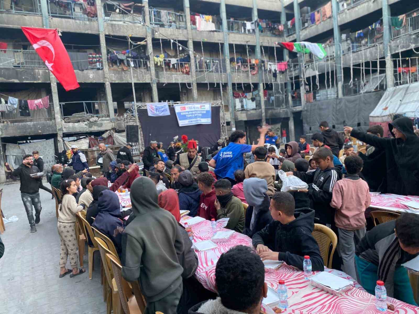 Esenler’den Gazze’ye 10 bin kişilik iftar sofrası
Esenler’den Gazze’ye 10 bin kişilik iftar sofrası