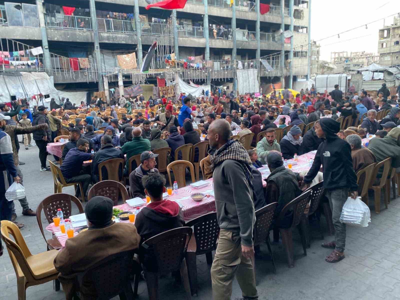 Esenler’den Gazze’ye 10 bin kişilik iftar sofrası
Esenler’den Gazze’ye 10 bin kişilik iftar sofrası