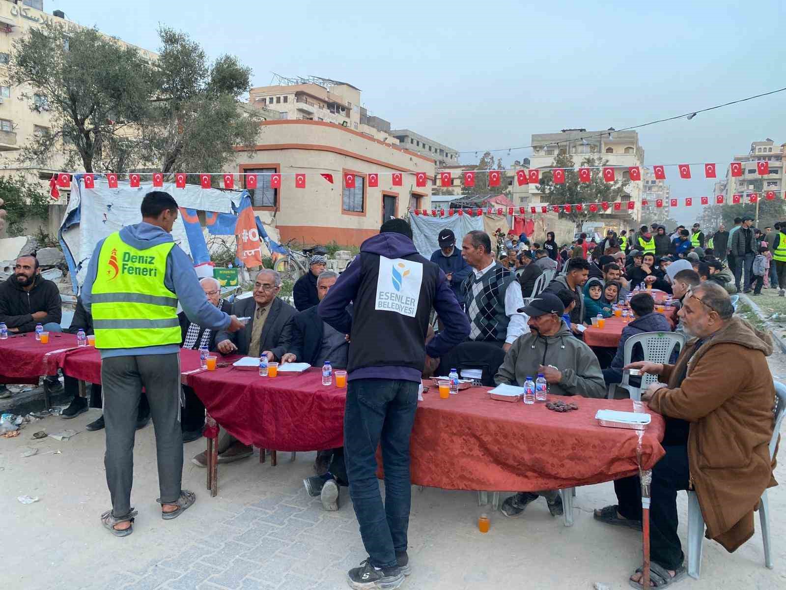 Esenler’den Gazze’ye 10 bin kişilik iftar sofrası
Esenler’den Gazze’ye 10 bin kişilik iftar sofrası