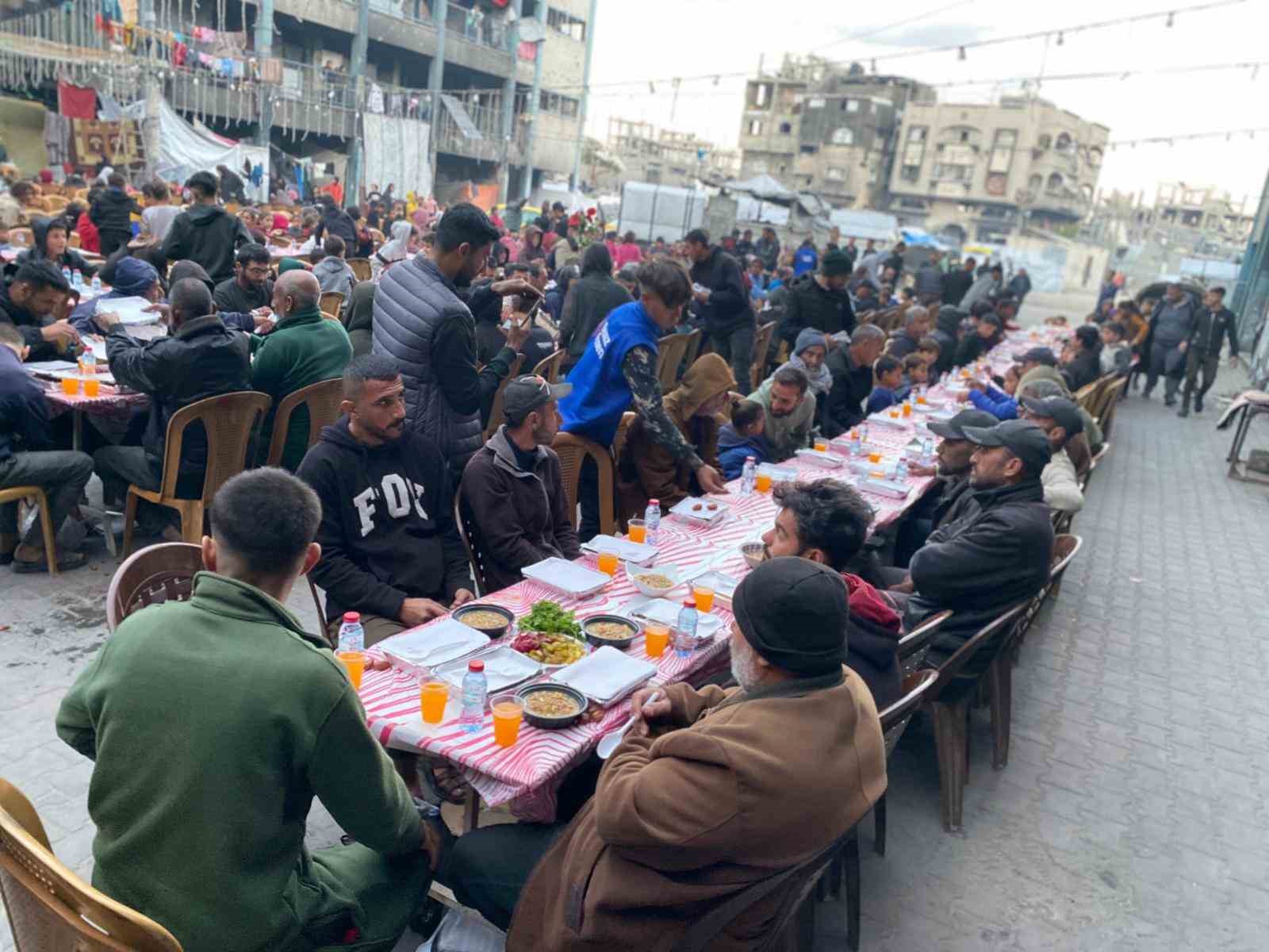 Esenler’den Gazze’ye 10 bin kişilik iftar sofrası
Esenler’den Gazze’ye 10 bin kişilik iftar sofrası
