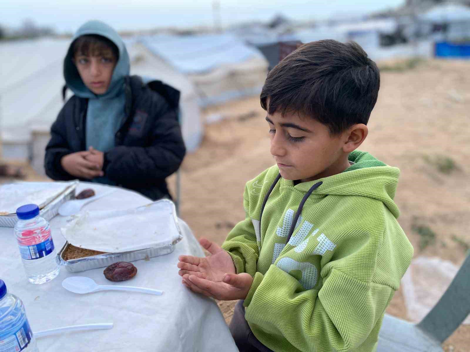Esenler’den Gazze’ye 10 bin kişilik iftar sofrası
Esenler’den Gazze’ye 10 bin kişilik iftar sofrası