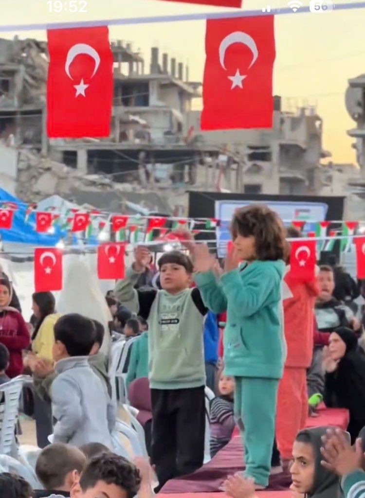 Esenler’den Gazze’ye 10 bin kişilik iftar sofrası
Esenler’den Gazze’ye 10 bin kişilik iftar sofrası