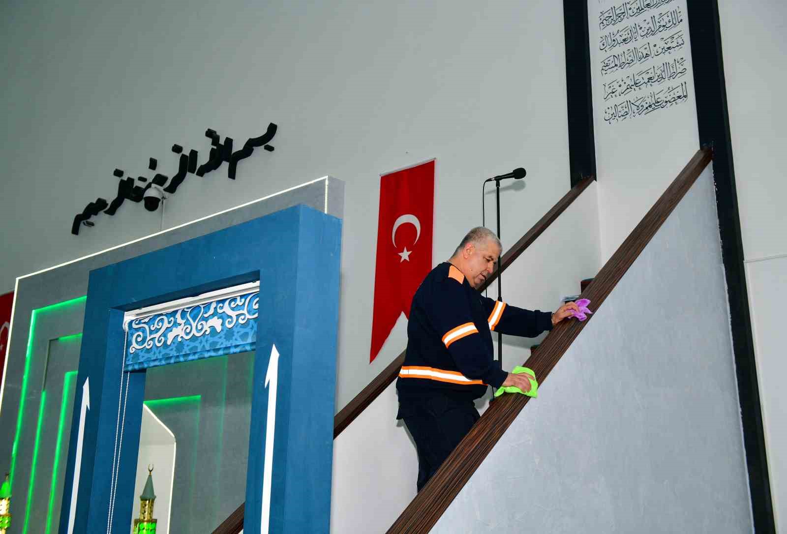 Esenyurt bayrama hazır: İlçe genelinde kapsamlı temizlik seferberliği
