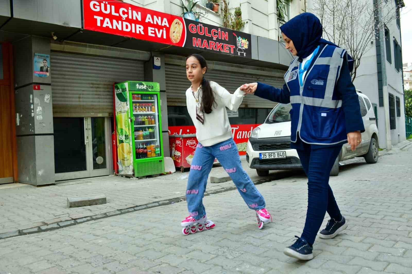 Esenyurt Belediye Başkan Vekili Can Aksoy, 11 yaşındaki Nazlı’ya paten sürprizi
