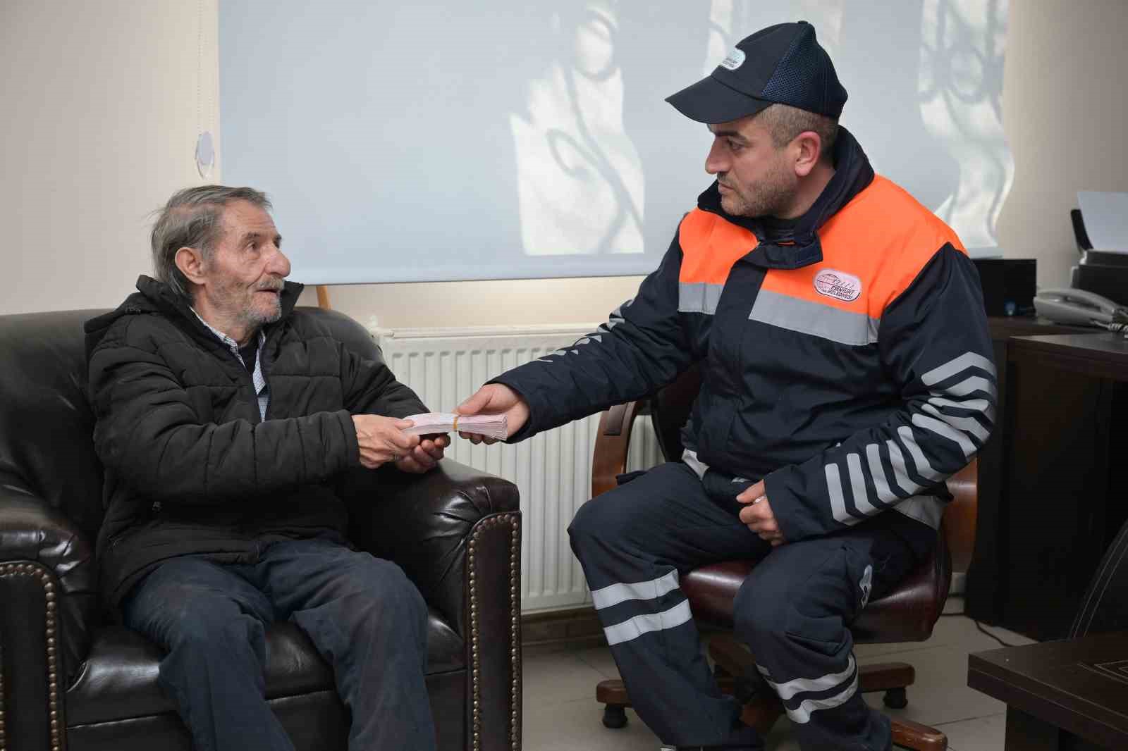 Esenyurt Belediye personeli yolda bulduğu para dolu poşeti sahibine teslim etti
