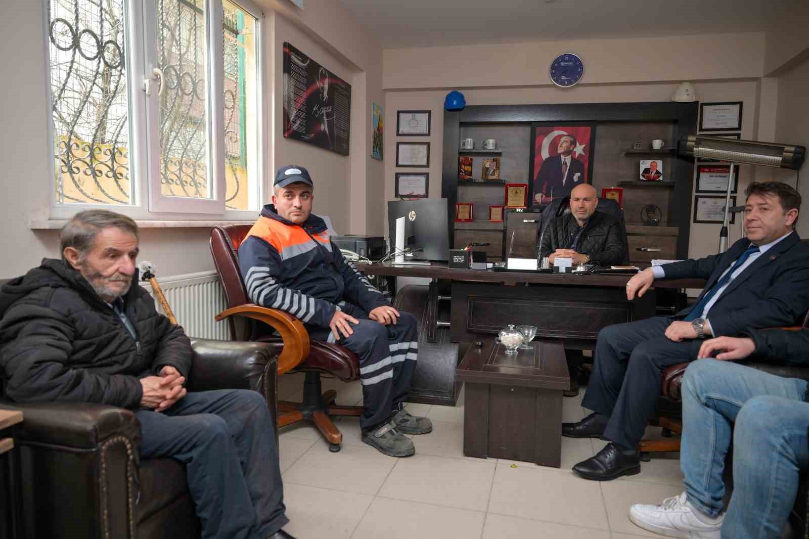 Esenyurt Belediye personeli yolda bulduğu para dolu poşeti sahibine teslim etti
