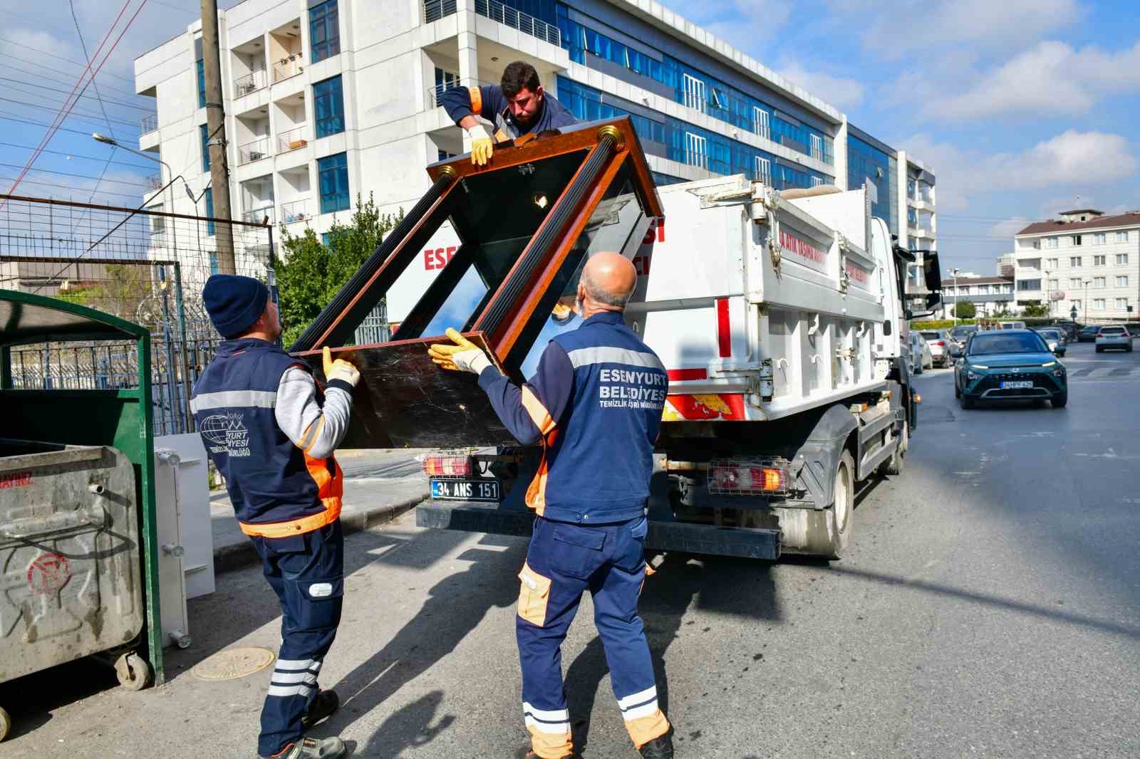Esenyurt Belediyesi, kaba atıkları geri dönüşüme kazandırıyor
