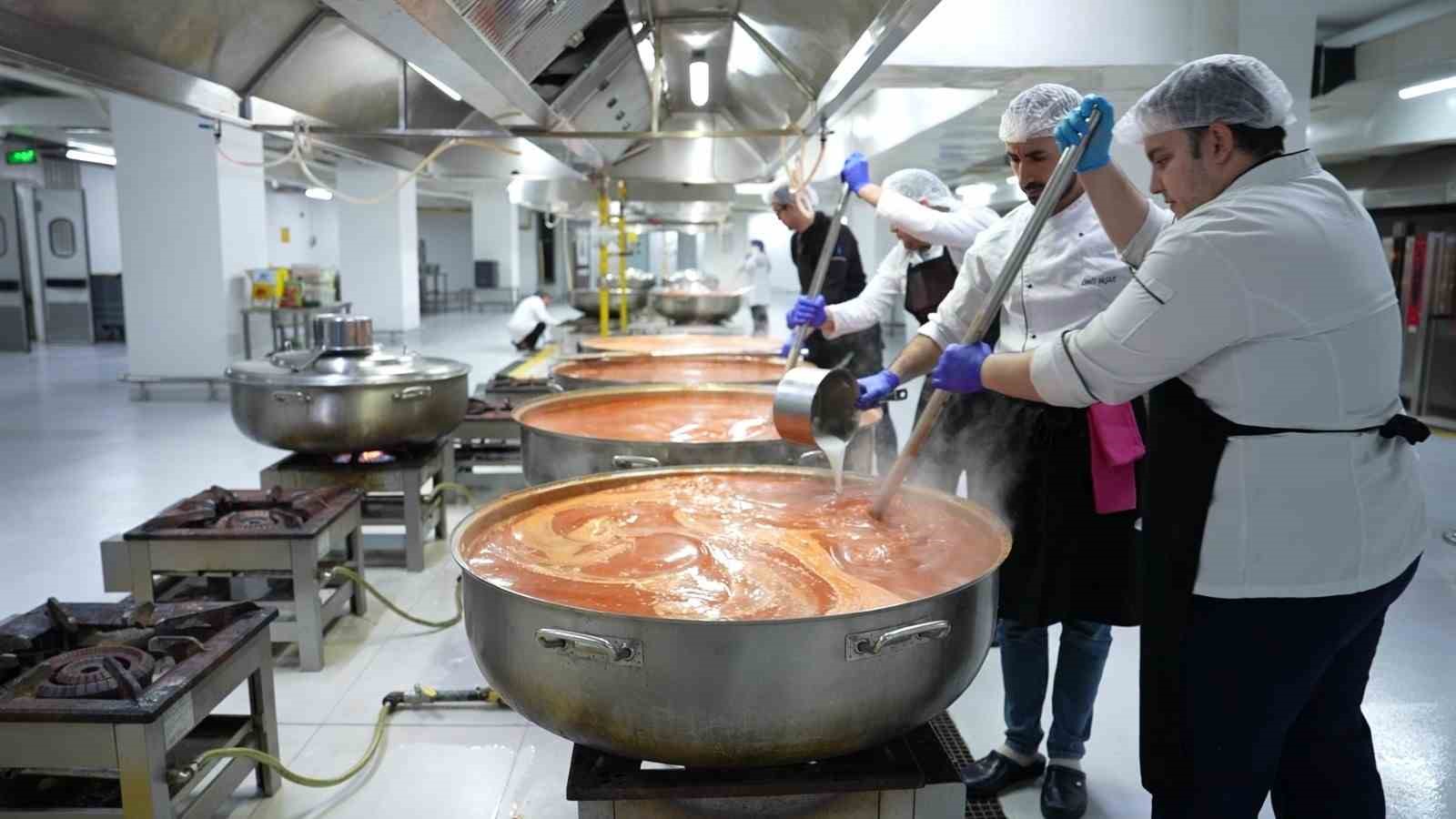 Esenyurt Belediyesi Ramazan ayı boyunca vatandaşlara yemek desteği sağlıyor
