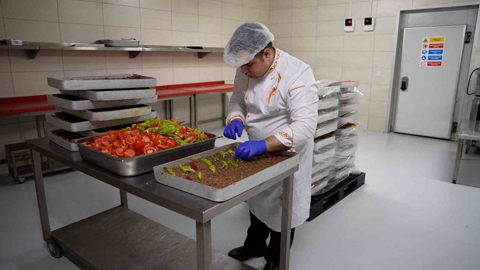 Esenyurt Belediyesi Ramazan ayı boyunca vatandaşlara yemek desteği sağlıyor
