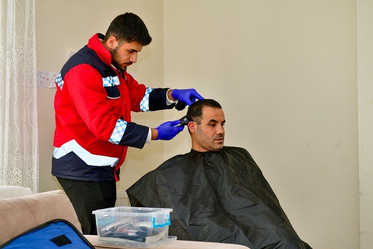 Esenyurt Belediyesi’nden bayram öncesi evde kişisel bakım hizmeti
