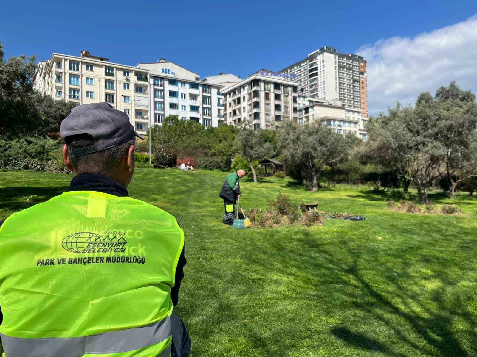 Esenyurt Belediyesi’nden yeşil alanlara bahar dokunuşu

