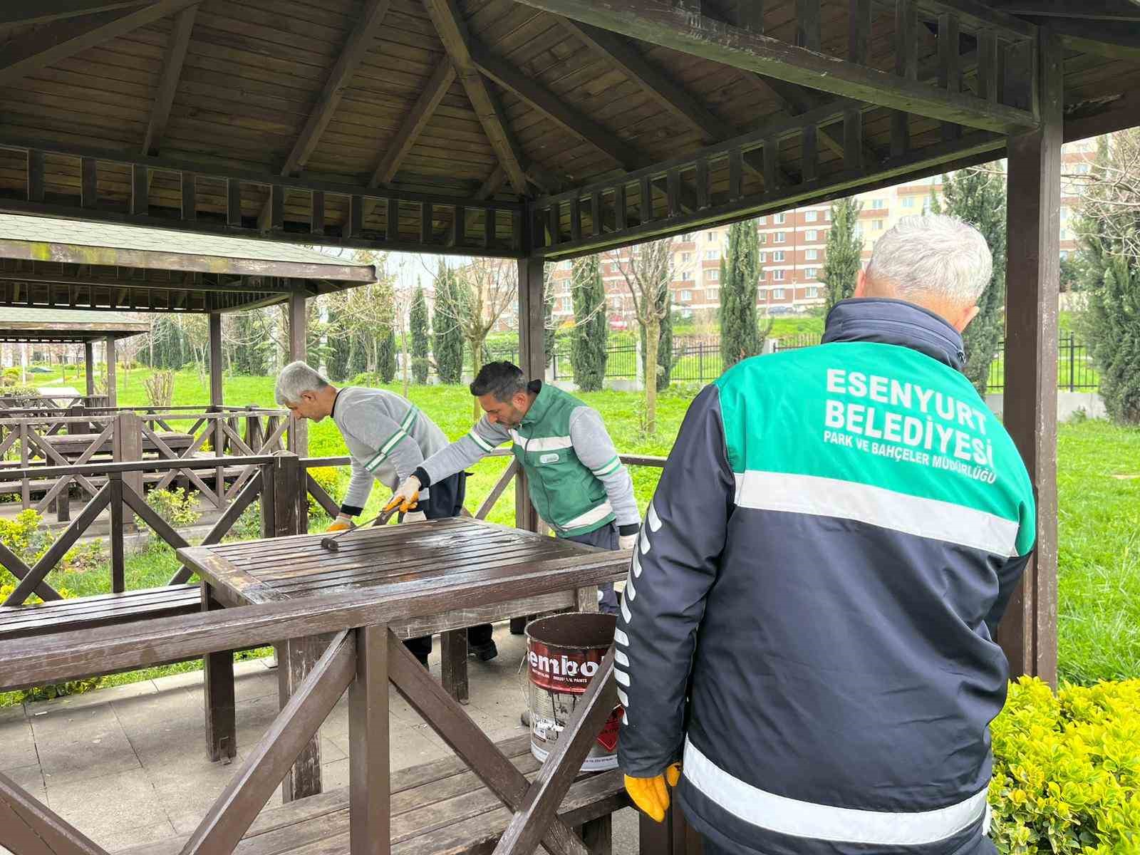 Esenyurt Belediyesi’nden yeşil alanlara bahar dokunuşu
