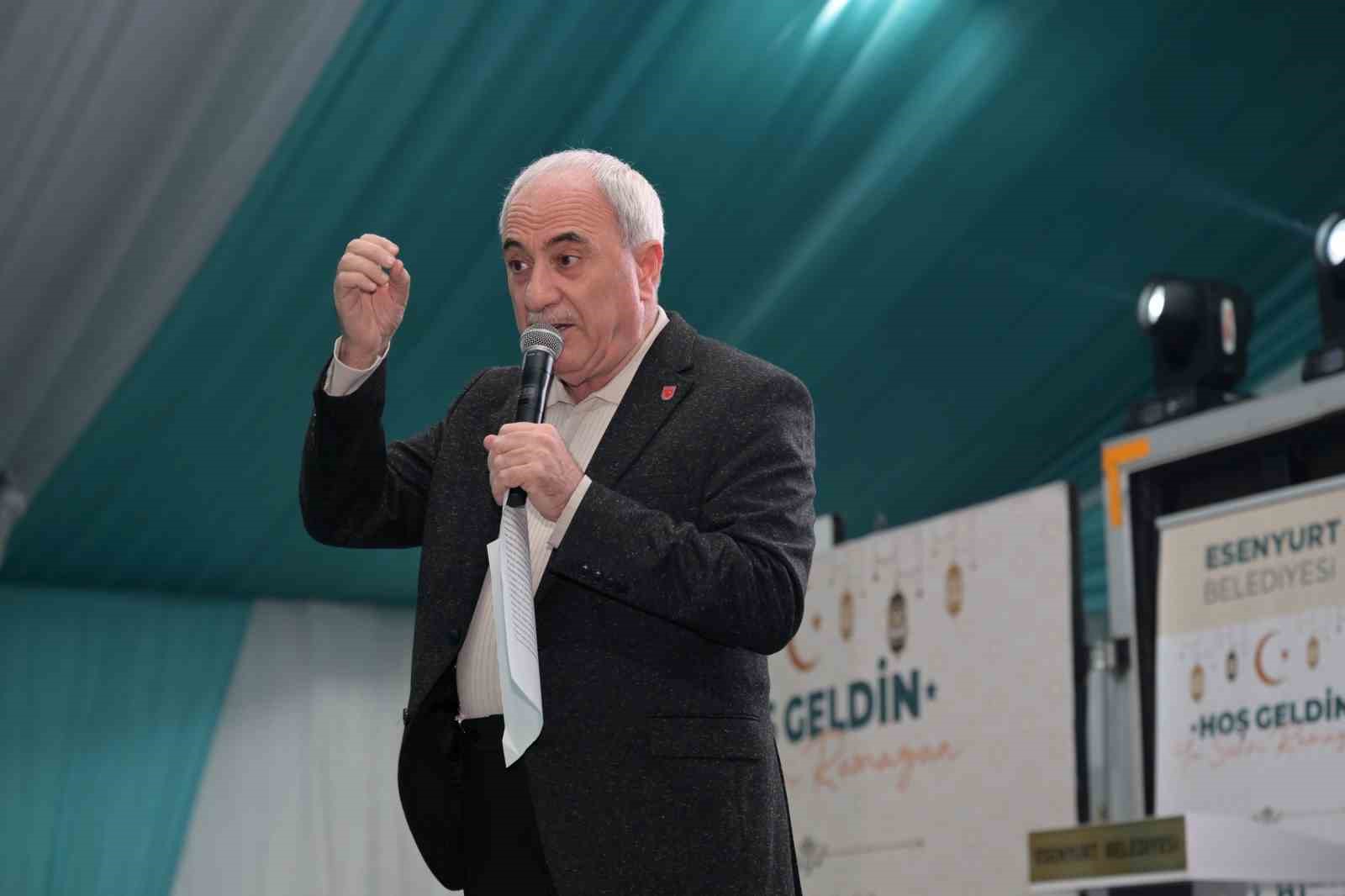 Esenyurt Belediyesi’nin Ramazan etkinliklerinde Nurullah Genç Esenyurtlularla buluştu
