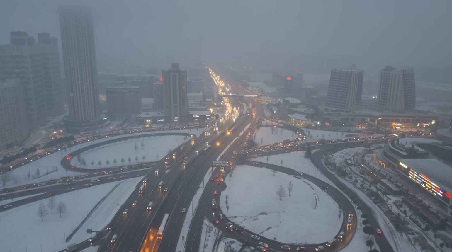 Esenyurt beyaza büründü
