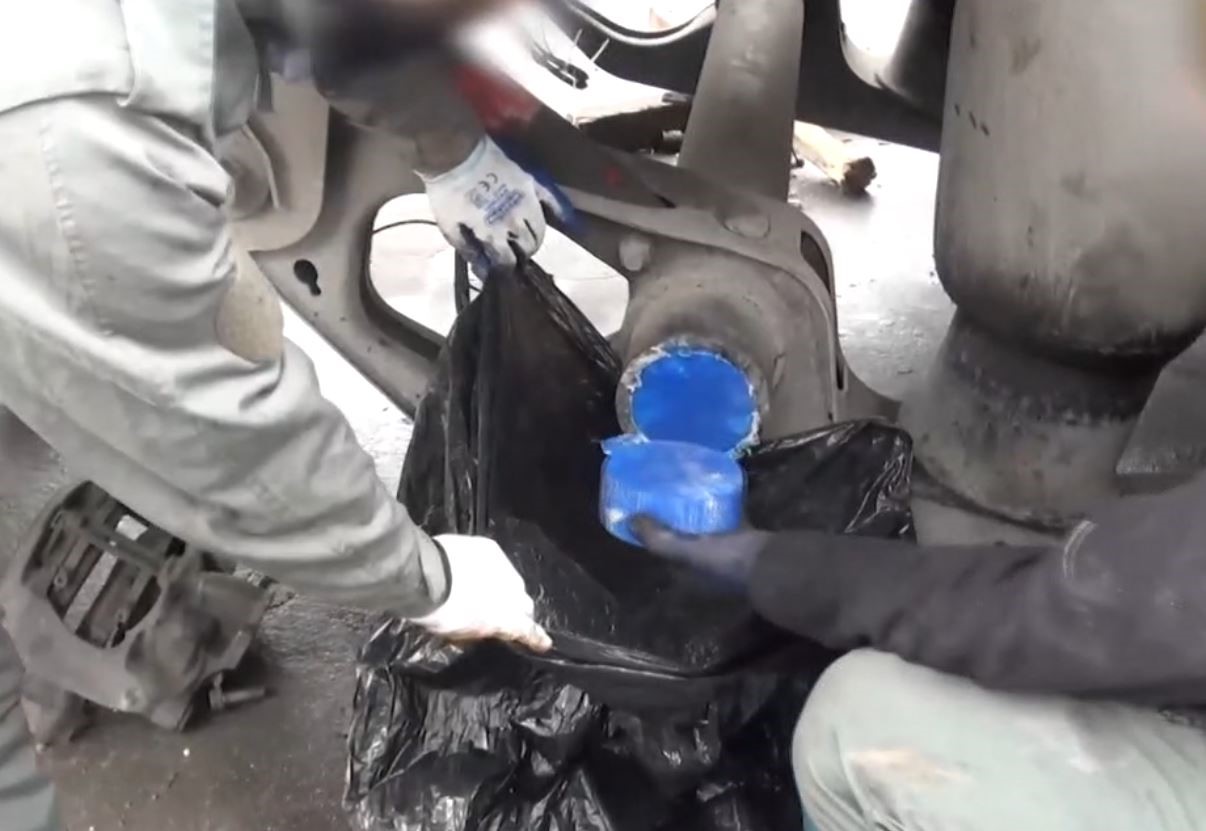 Esenyurt’ta ağır tonajlı aracın jantından 54 kilo uyuşturucu çıktı
