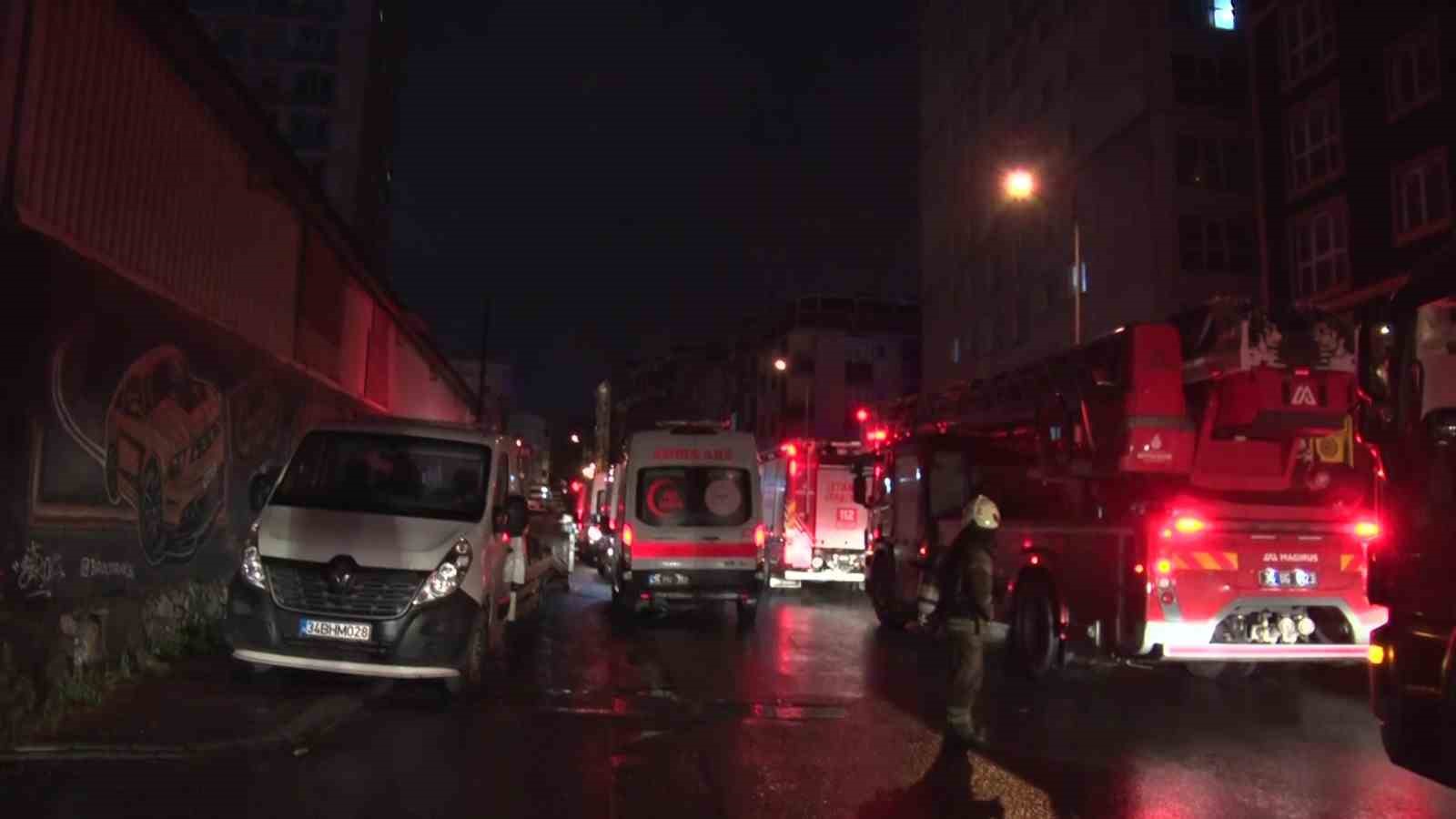 Esenyurt’ta apartmanda çıkan yangında 4 kişi dumandan etkilendi
