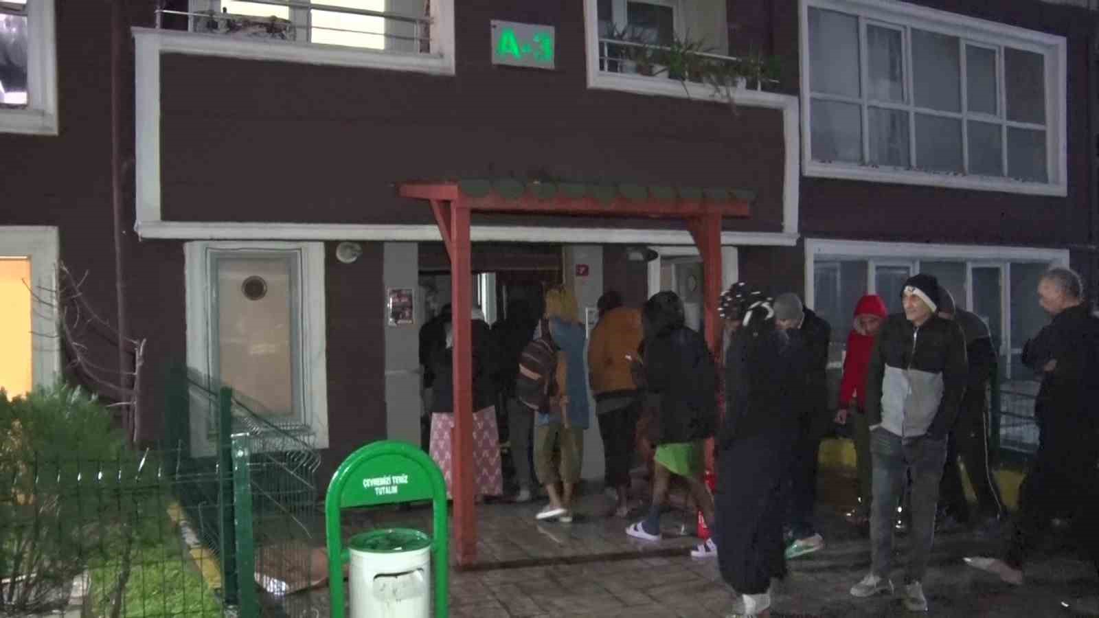 Esenyurt’ta apartmanda çıkan yangında 4 kişi dumandan etkilendi
