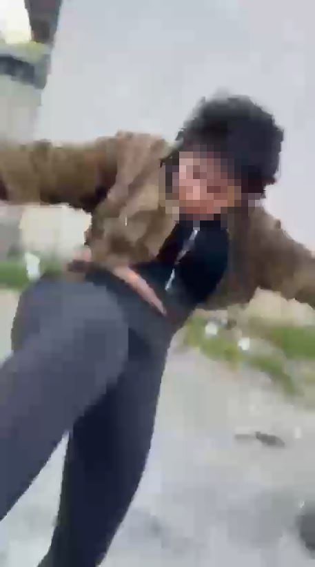 Esenyurt’ta bir kadın eski eşini sokak ortasında darp etti
