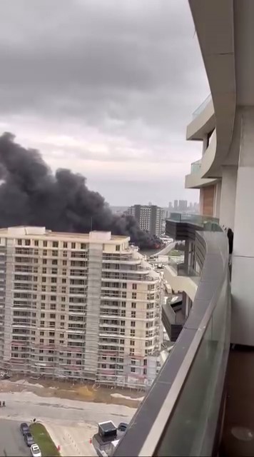 Esenyurt’ta bir zincir market deposunda yangın çıktı. Olay yerine çok sayıda itfaiye ekibi sevk edildi.
