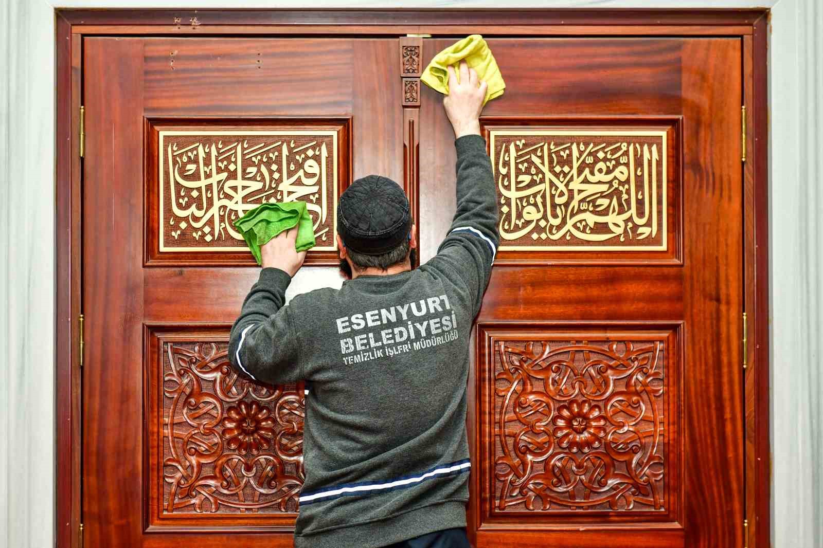 Esenyurt’ta camiler Ramazan’a hazır: Camiler dip köşe temizleniyor
