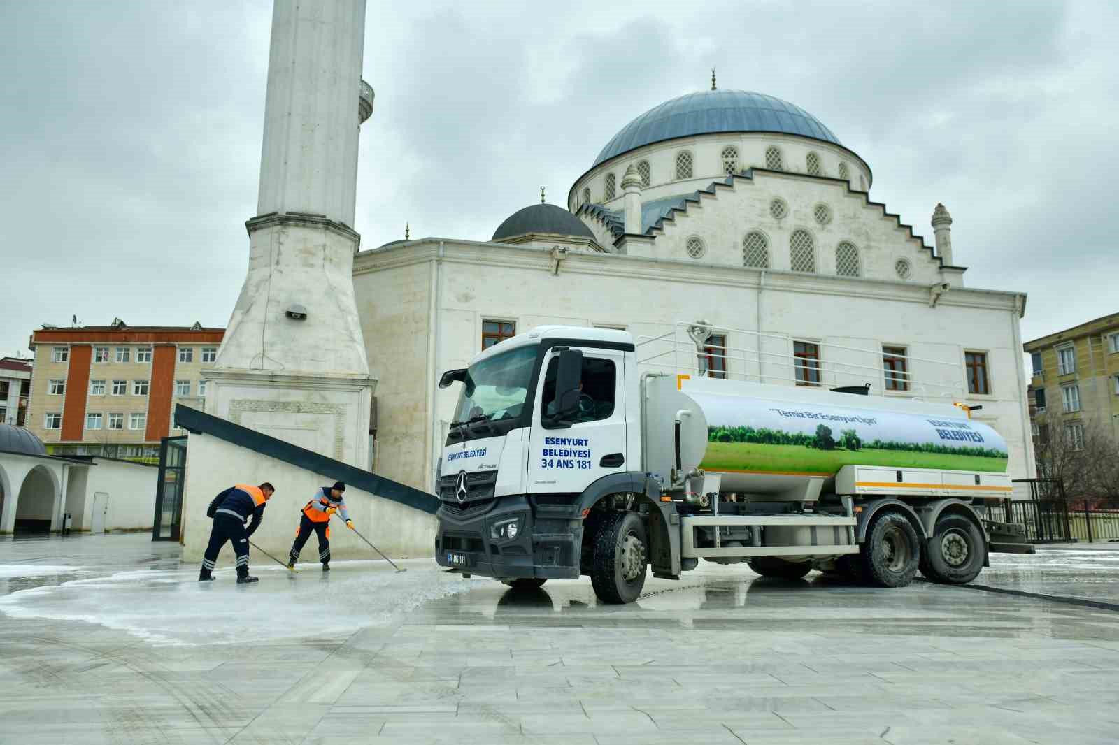 Esenyurt’ta camiler Ramazan’a hazır: Camiler dip köşe temizleniyor
