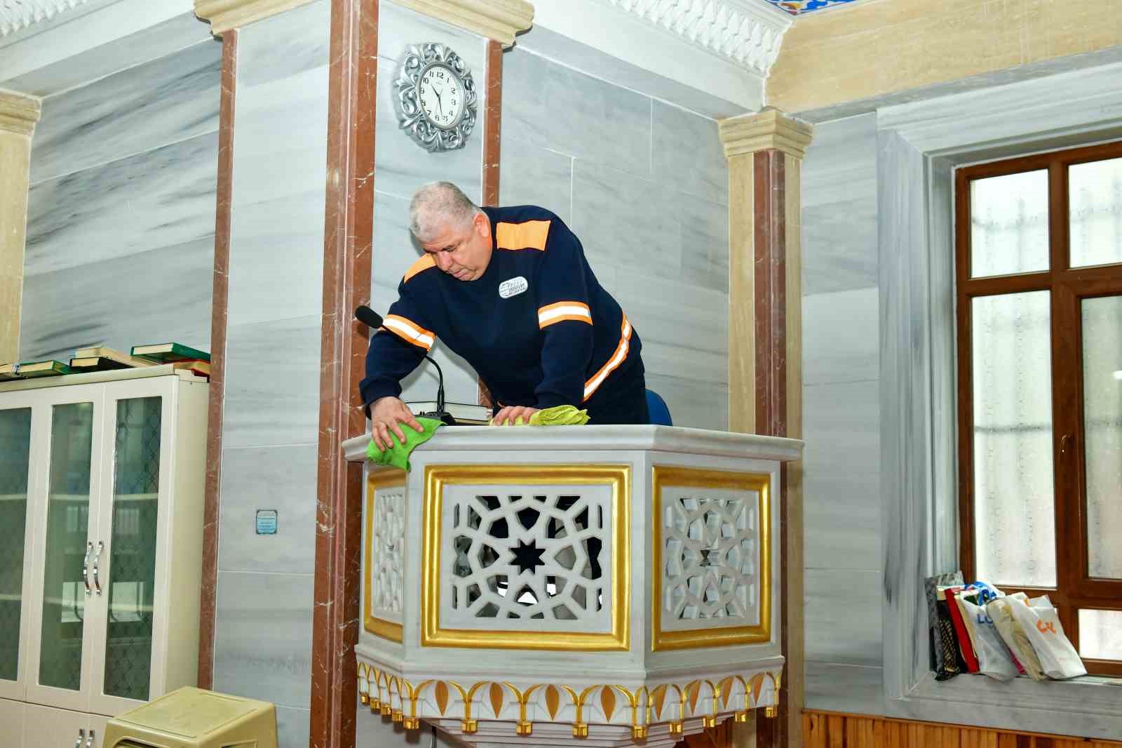 Esenyurt’ta camiler Ramazan’a hazır: Camiler dip köşe temizleniyor
