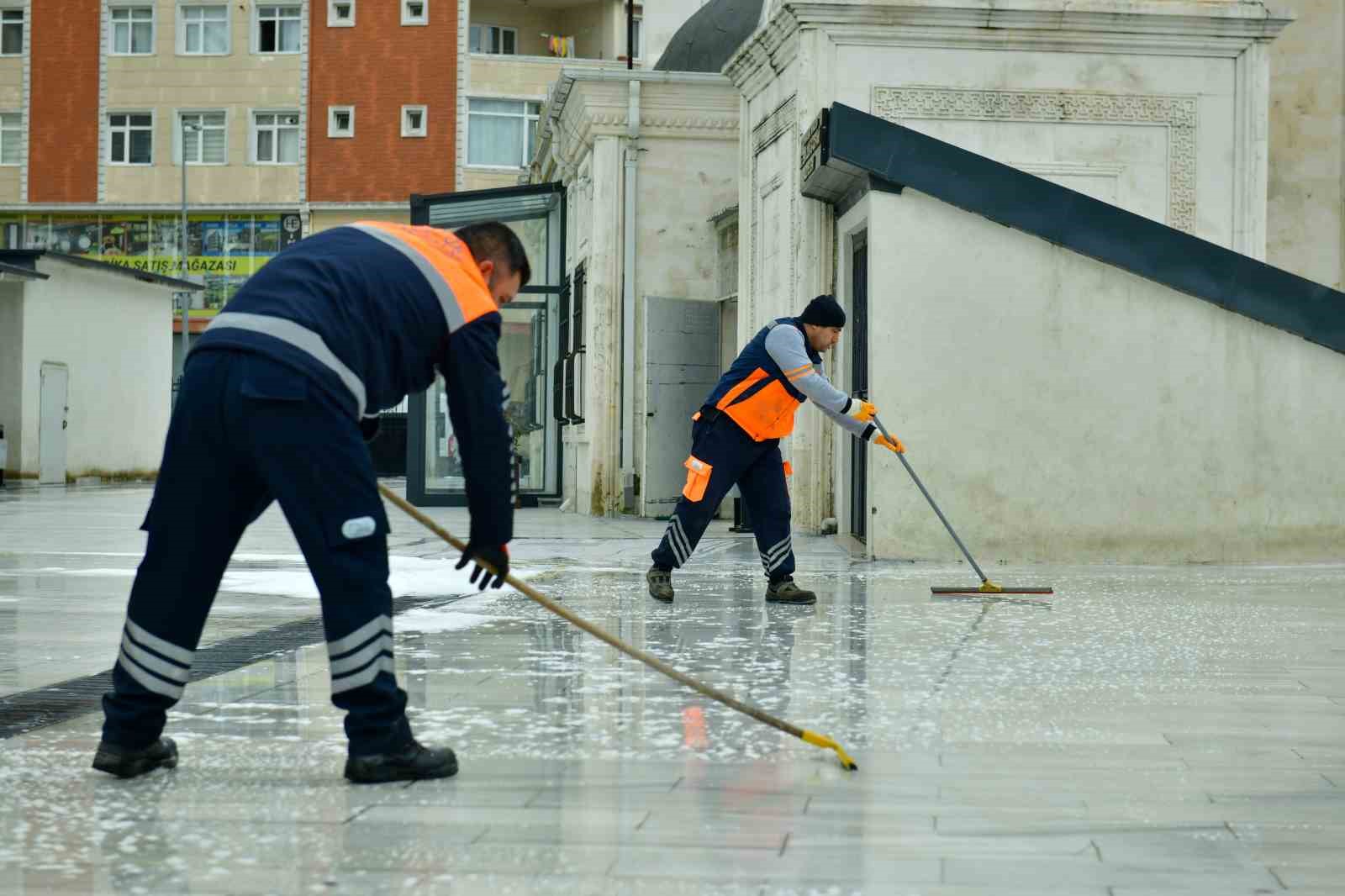 Esenyurt’ta camiler Ramazan’a hazır: Camiler dip köşe temizleniyor
