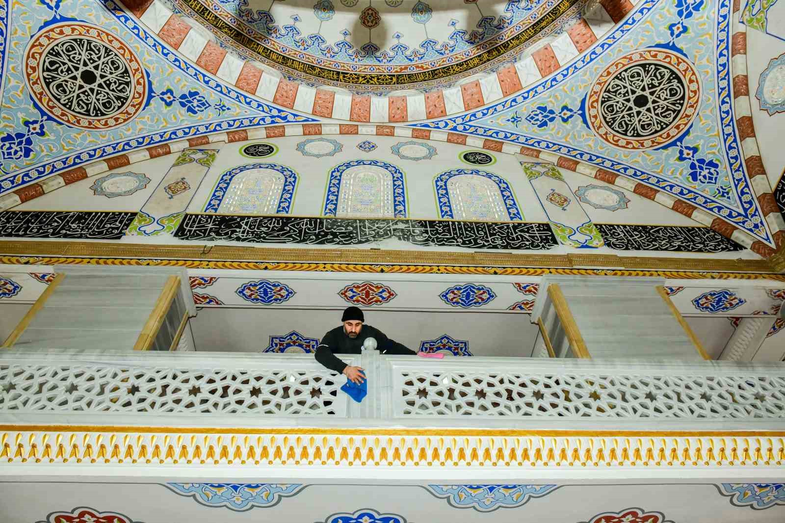 Esenyurt’ta camiler Ramazan’a hazır: Camiler dip köşe temizleniyor
